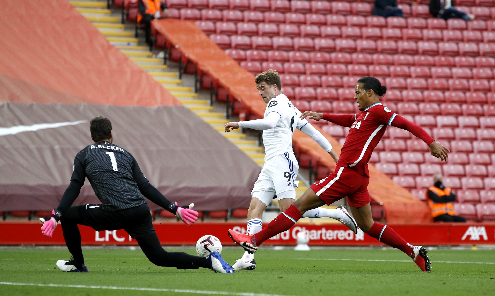 总决赛西西帕斯横扫小兹维 首次参赛即入围四强.